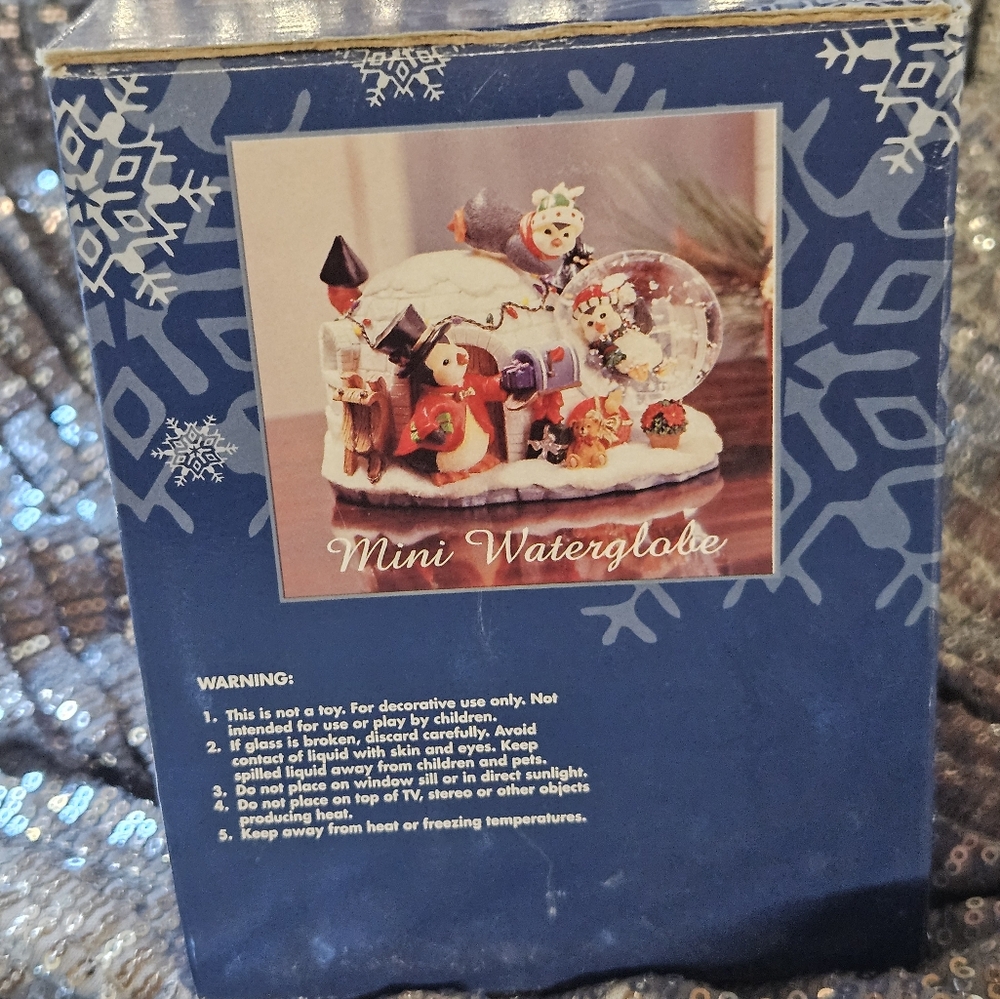 Charming Penguin Snow Globe - Picture 7 of 7